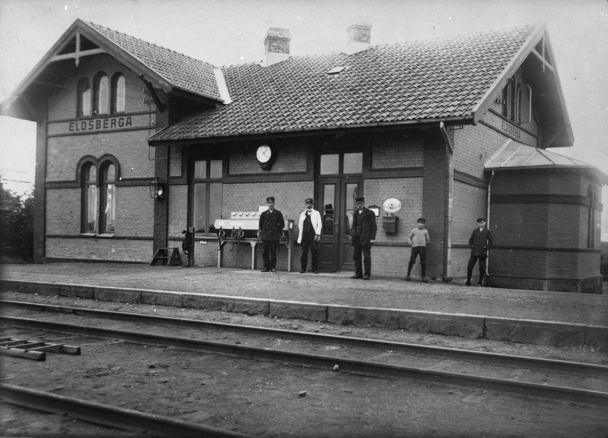 Eldsberga järnvägsstation innan utbyggnationen, en av männen torde vara stationsföreståndare Fredrik Sundén.