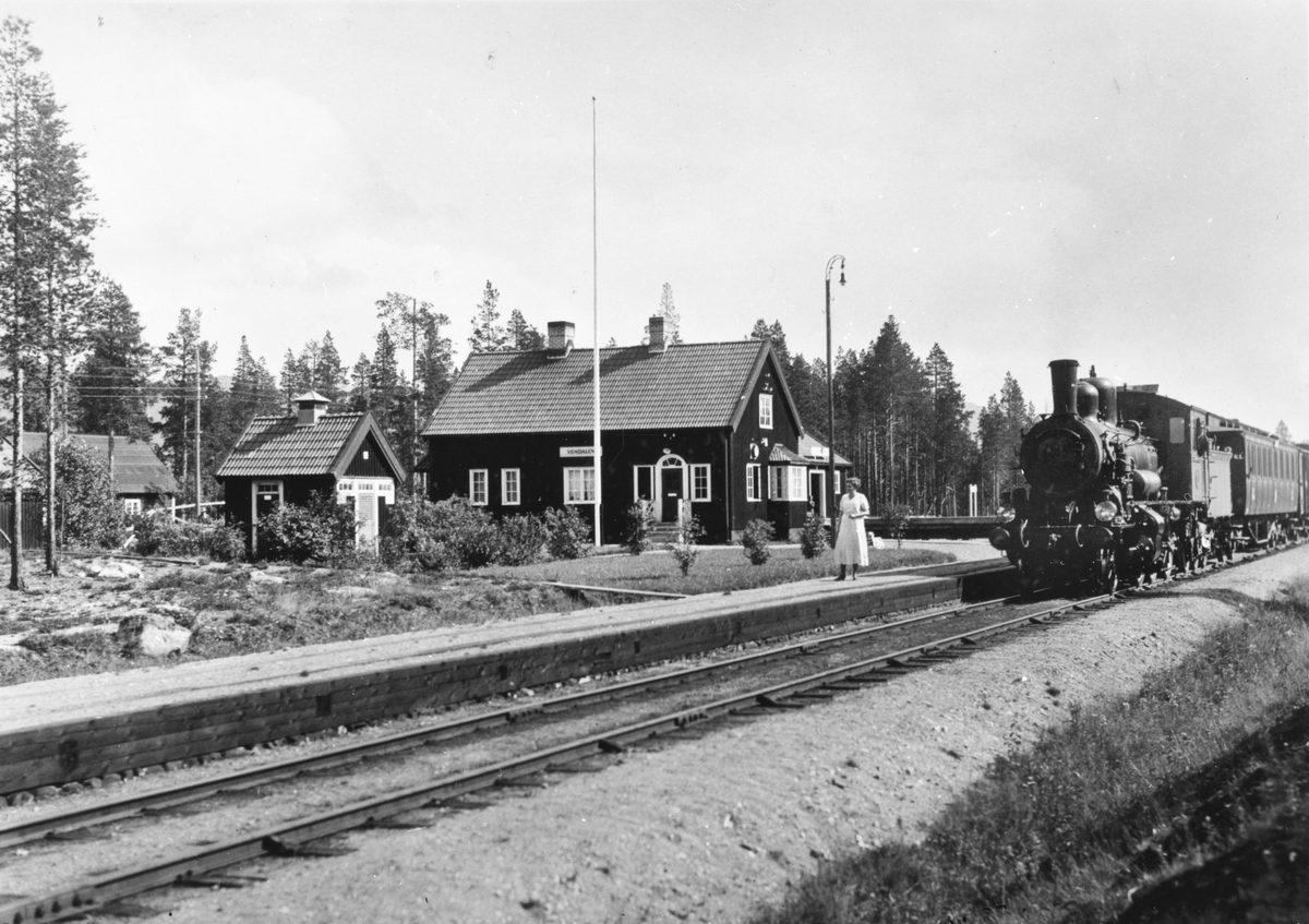 Hållplats anlagd 1924. Envånings stationshus i trä, sammanbyggt i vinkel med godsmagasinet.  I stationen står SJ L 795 med tåg 3588.