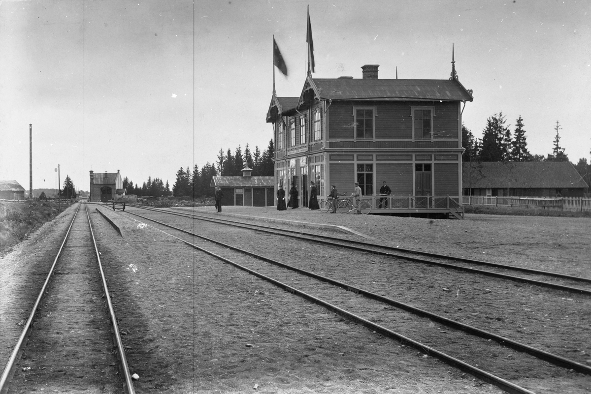 Station anlagd 1897. Tvåvånings stationshus i trä. Moderniserat 1945. Pressbyrån har kiosk vid stationshuset. Mekanisk växelförregling.