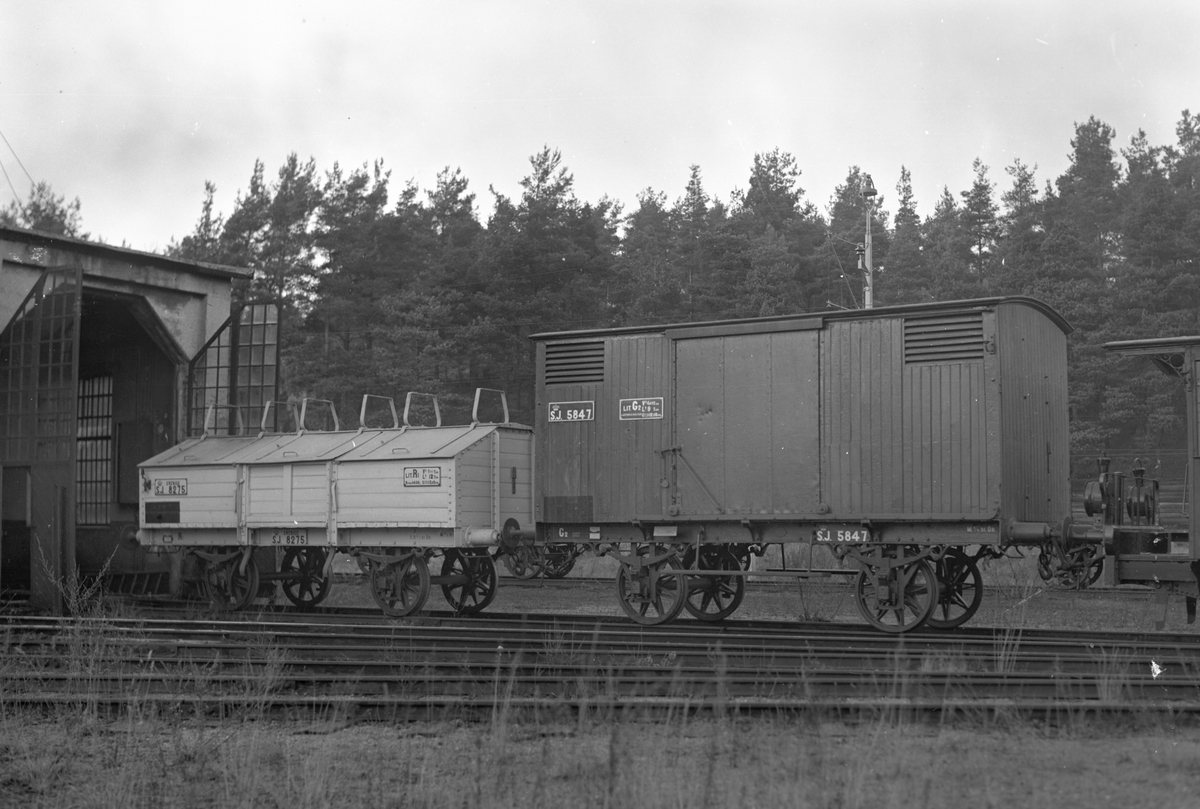 Sluten obromsad godsvagn av 1870-talsmodell, SJ Gäh 5847. Vagn 5847 har utrustning till sex spiltor. Ventiler i ändarna av långsidorna.
EVN nummer: 43 74 1001 847-1