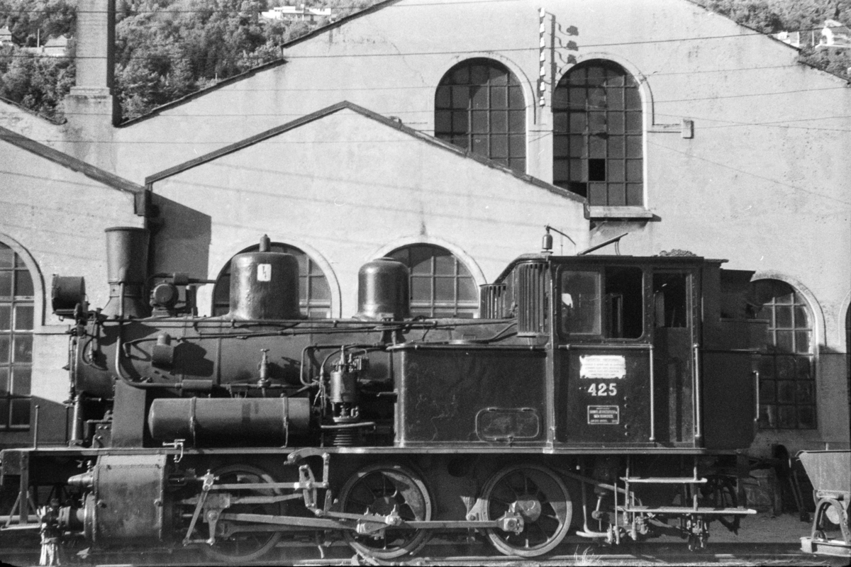 Damplokomotiv type 25d nr. 425 ved lokomotivstallen på Bergen stasjon.