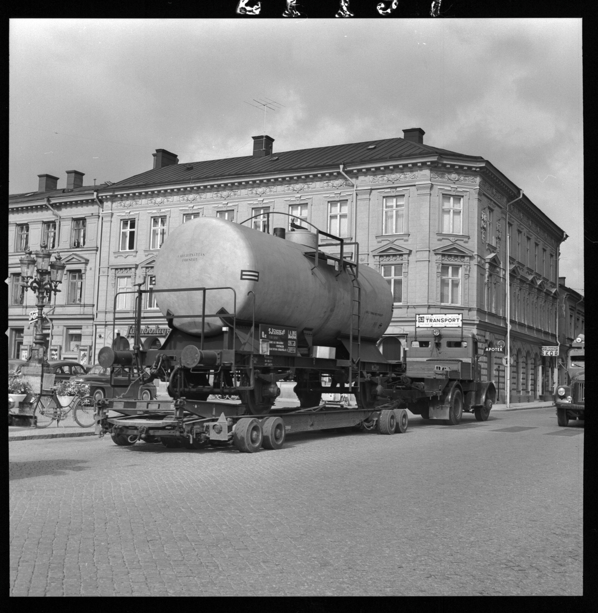 Kaelble lastbil med vagnbjörn lastad med tankvagn SJ Q12 506064.