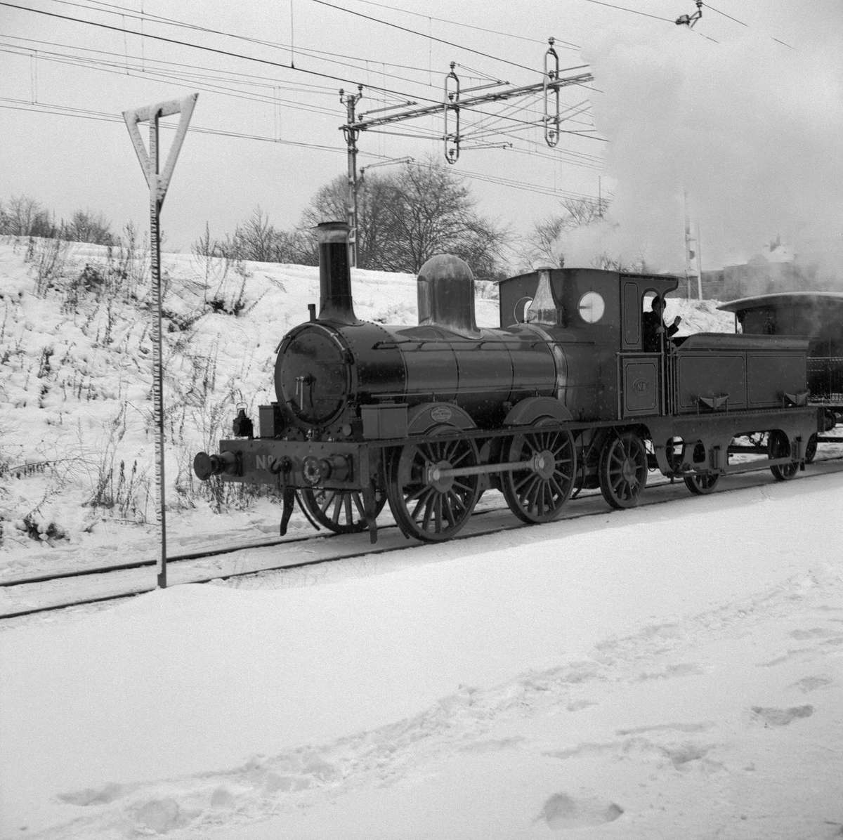 Statens Järnvägar SJ 1856-1956. 100-årsjubileum.Tåg med gamla lok och vagnar vid Tomteboda. Oxelösund-Flen-Westmanlands Järnväg  OFWJ lok 8.