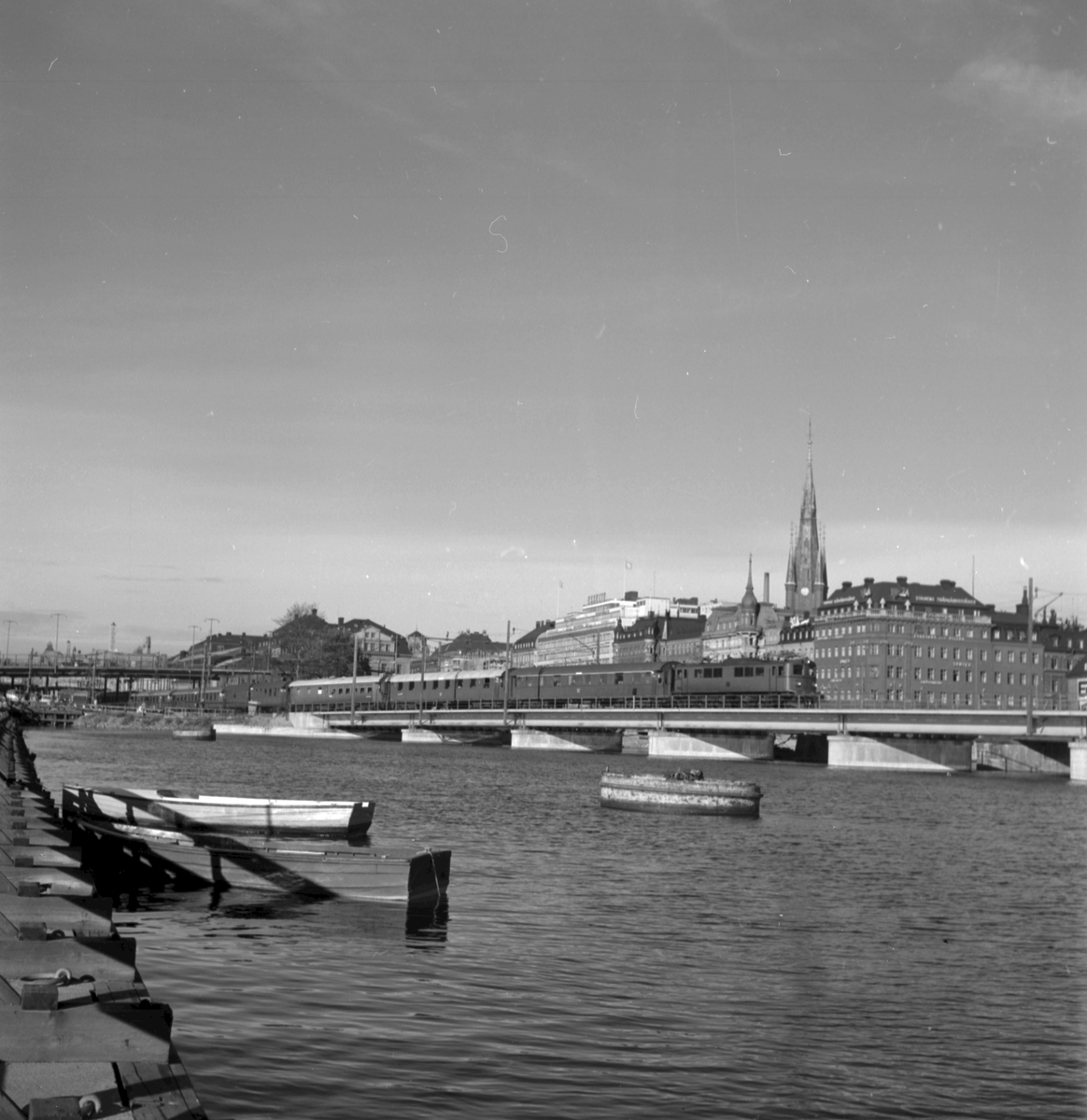 Tåg på järnvägsbro vid Tegelbacken, Stockholm