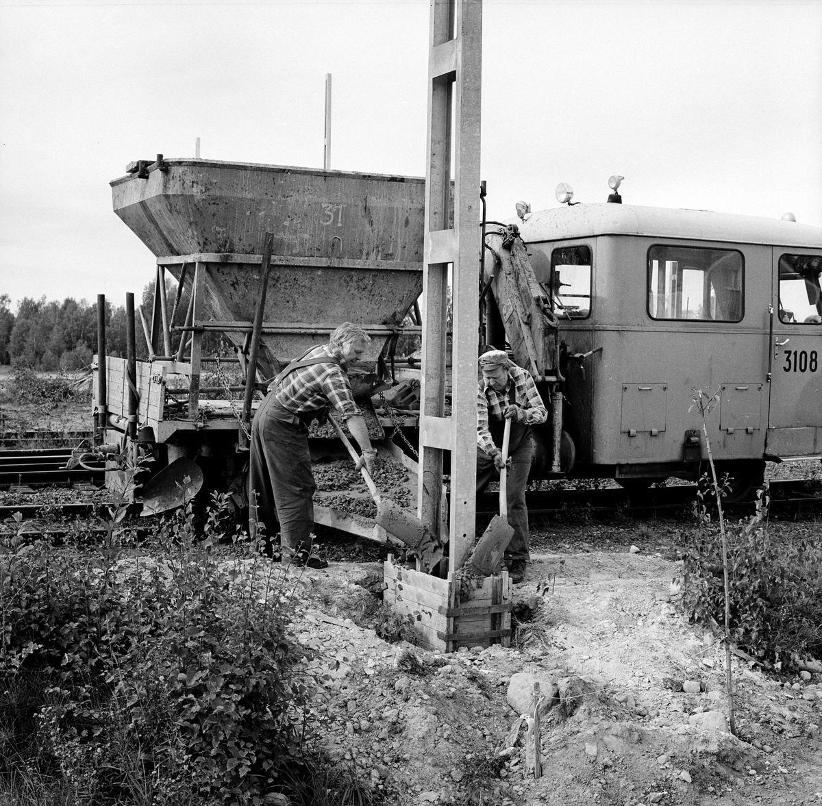 Elektrifieringsarbete på linjen mellan Rättvik och Mora, stolpresning. Banarbetsfordon nummer 3108.