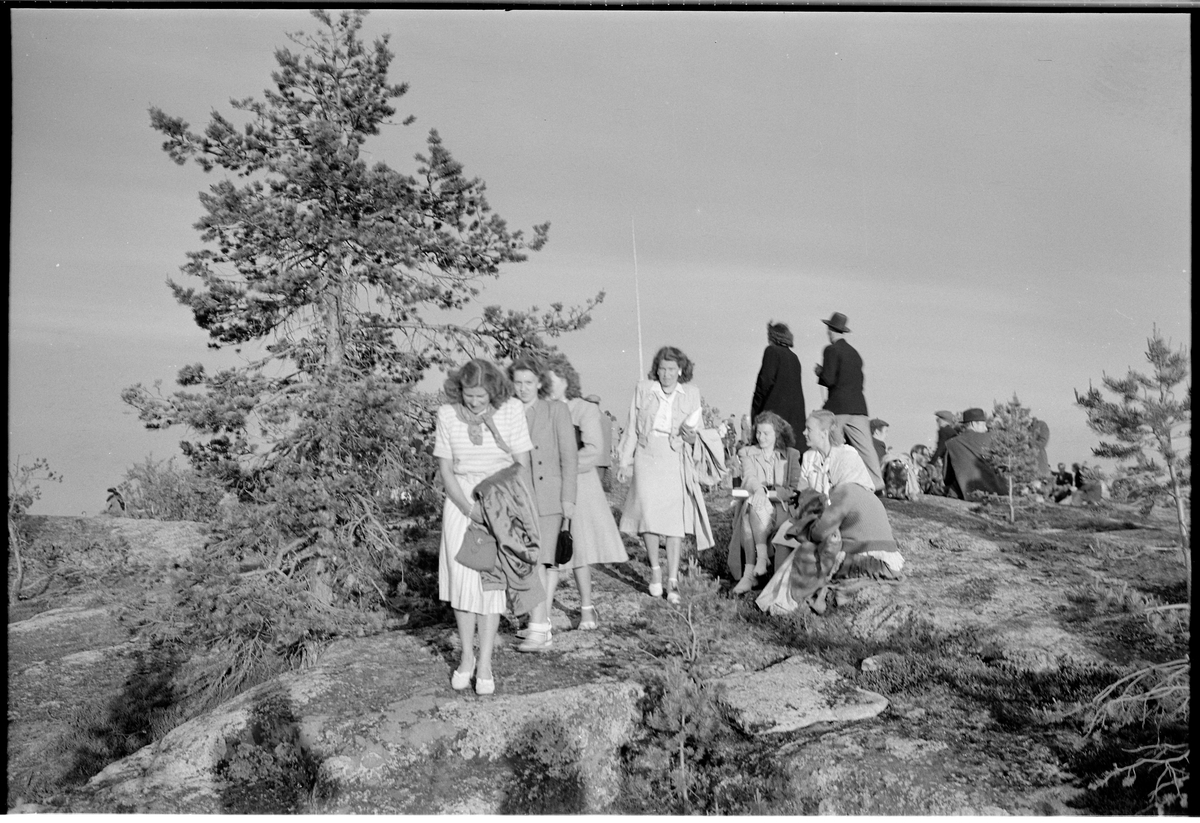 Kvinnor som besöker en dans på Luppioberget på linjen mellan Luppio och Övertorneå.