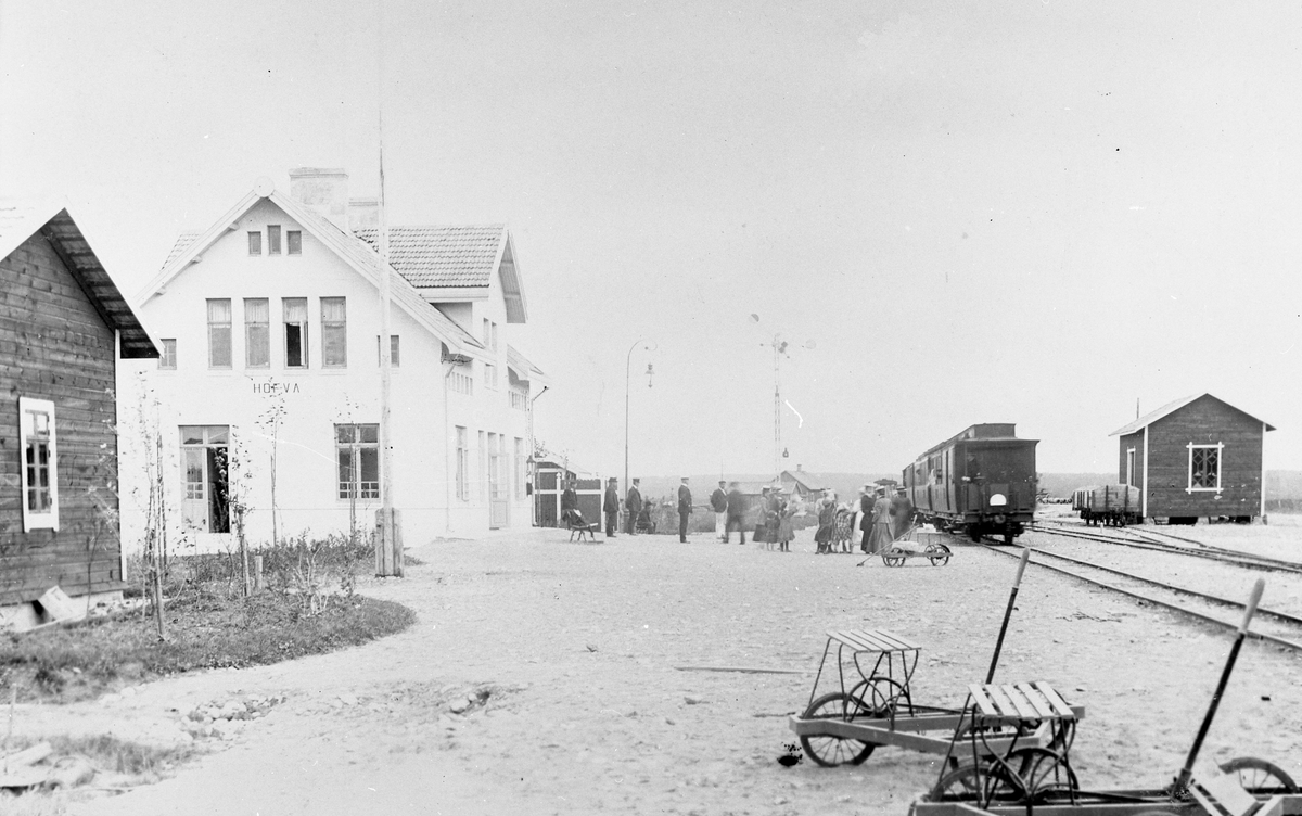 Hova station
Station anlagd 1910. En och en halvvånings putsat stationshus. 1941 - 42 tillbyggdes två flyglar.