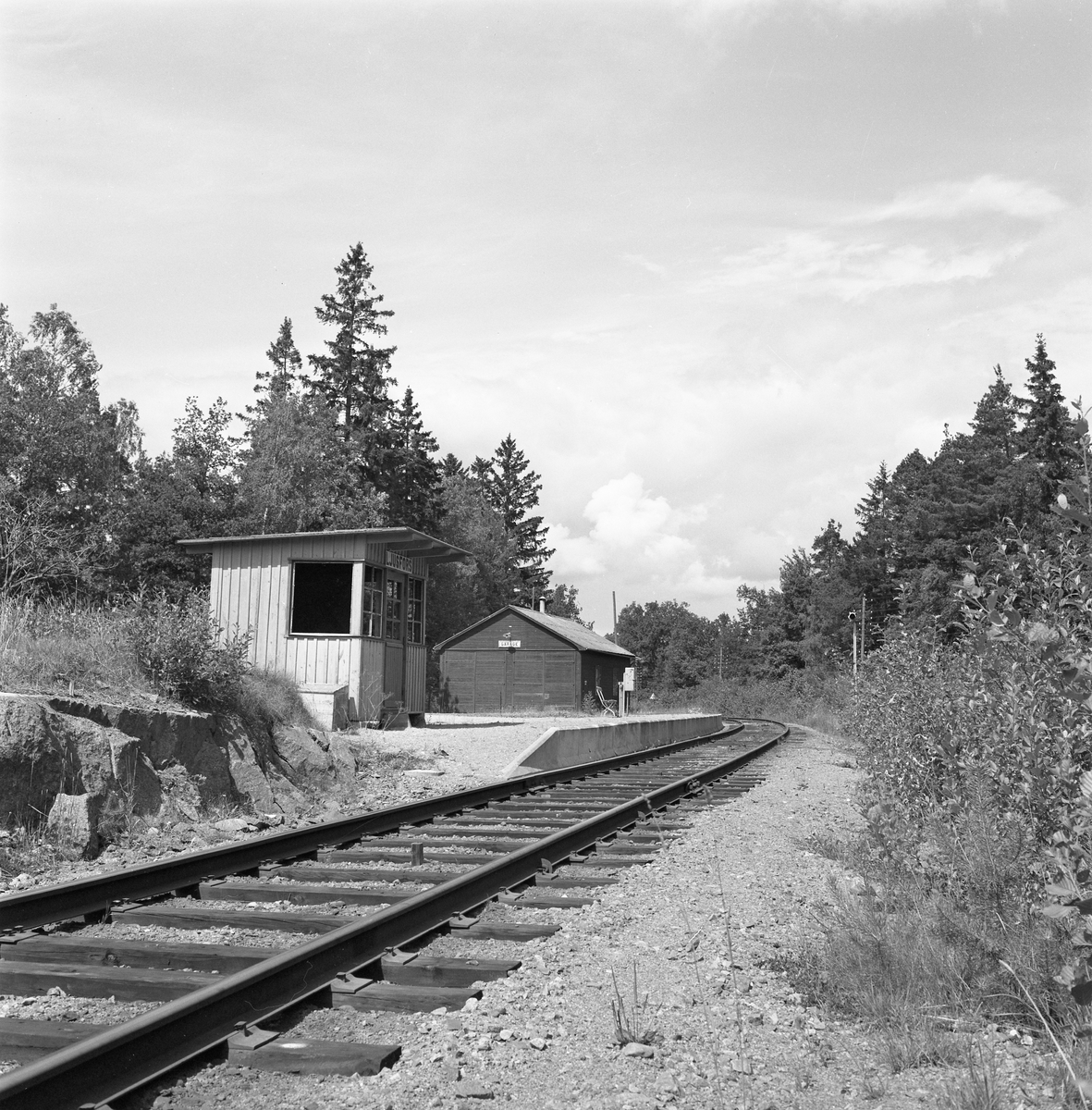 Sedan järnvägen mellan Skärblacka och Finspång, 1962-07-22, byggts om till normalspårig ändrades stationen i Ljusfors till Hållplats.