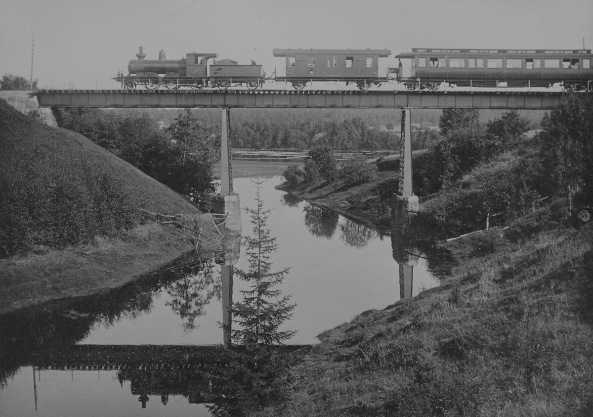 SDJ 9 med persontåg på bron över Nåsån.
SDJ , Södra Dalarnes Järnväg 
Namnet ändrades sedan till DJUPHÄLLEN 1.11.1911