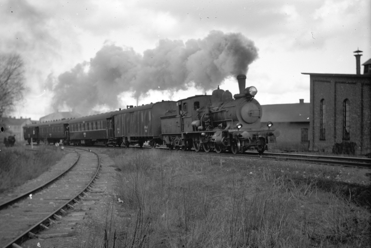 Halmstad - Nässjö Järnväg, HNJ B5b 32, slopad 1952, skrotad 1953.
Tåg på väg mot Halmstad. Spåret till vänster går till Tobaksbolaget. Till höger syns HNJ lokstall-