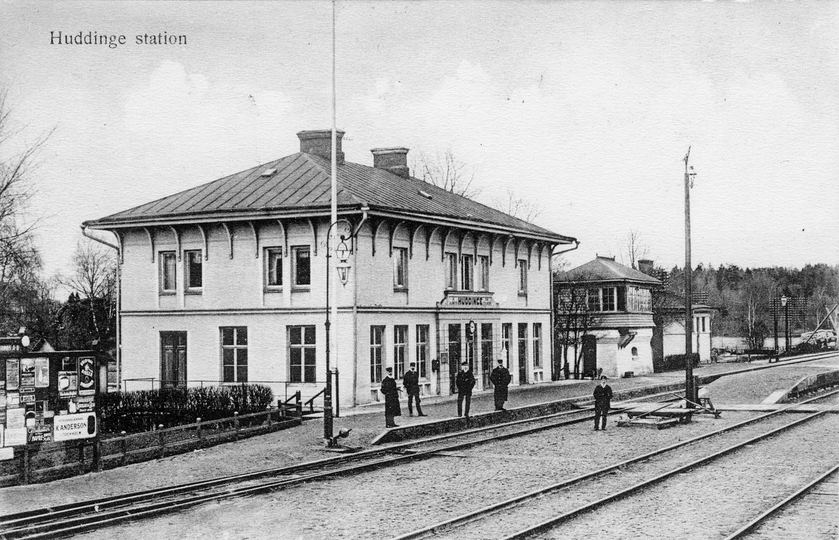 Järnvägsstationen i Huddinge. Vid järnvägsspåret mellan Stockholm C och
Sommen. stationshuset anlagd 1859, öppnad 1860. Eldrift vid Huddinge
järnvägsstation infördes 1926.