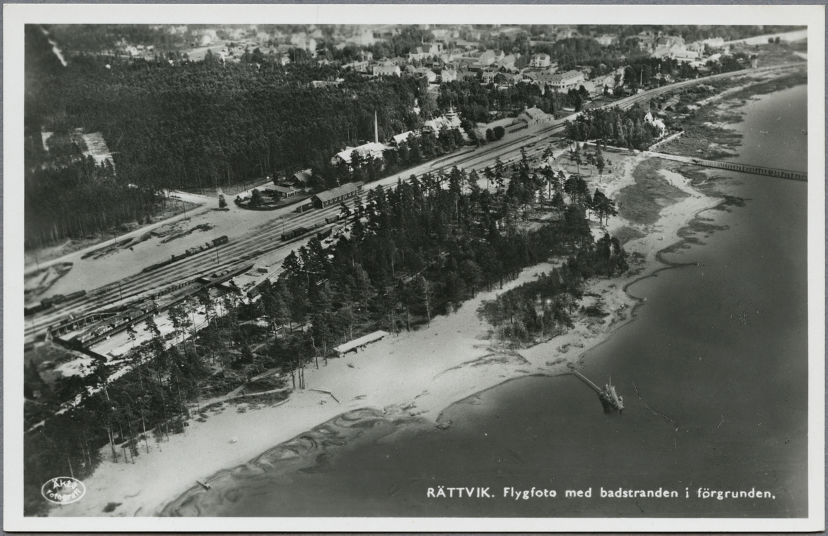 Flygfoto över Rättvik med järnvägsstationen och badstranden i ...