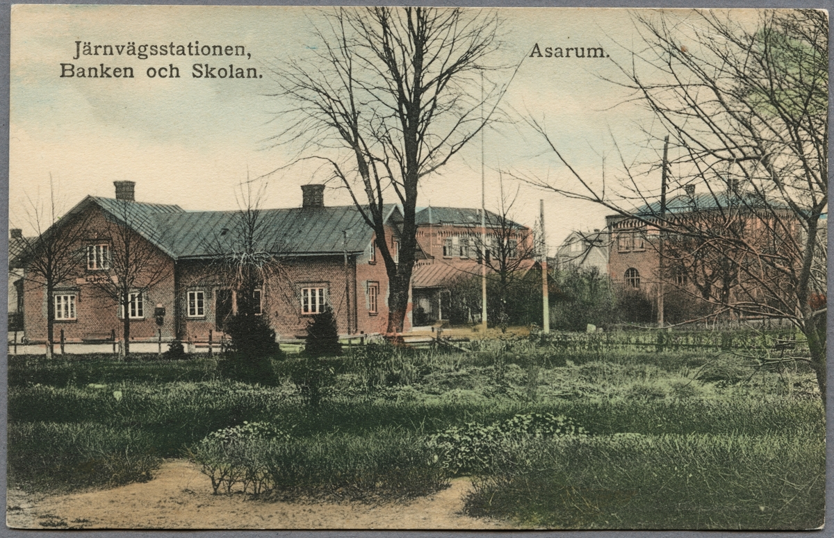 Järnvägsstationen, banken och skolan i Asarum.