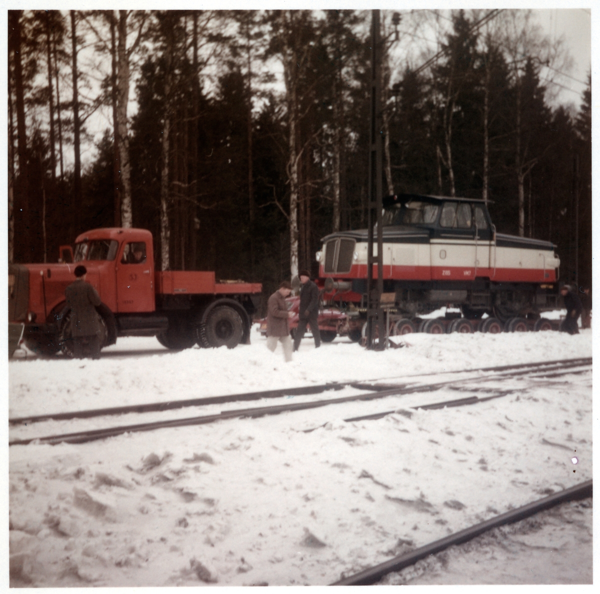 Åmmebergs Järnväg, ÅJ Z65 7 transporteras på trailer till Zinkgrufvan ...
