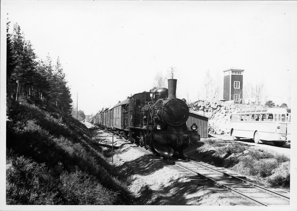 Godståg drivet av Statens Järnvägar, SJ Gp 3041 på linjen mellan Oskarshamn och Ruda.