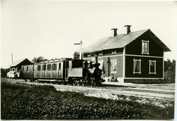 Station anlagd 1887. En och enhalvvånings stationshus i trä.