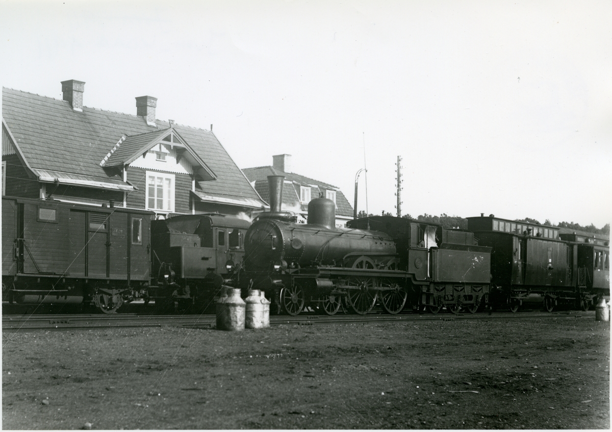 Statens Järnvägar, SJ lok Cc 421, postvagn D1 samt personvagn C1, någon av 2488 2492.