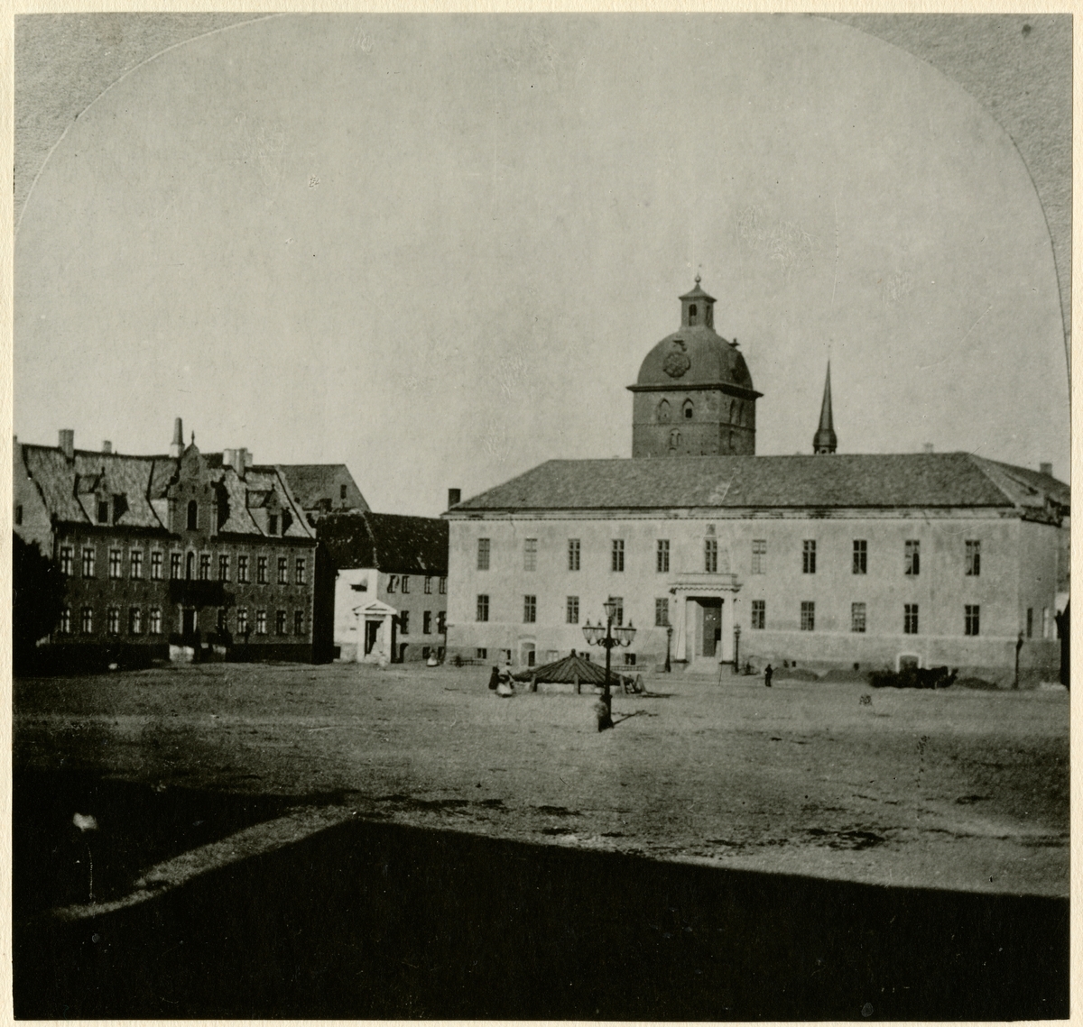 En del av stortorget på 1860-talet i Malmö. Foto kommer förmodligen från Hovfotograf Alfred B. Nilsons fotosatelje.  Alfred B. Nilsons föddes 1866-06-11.