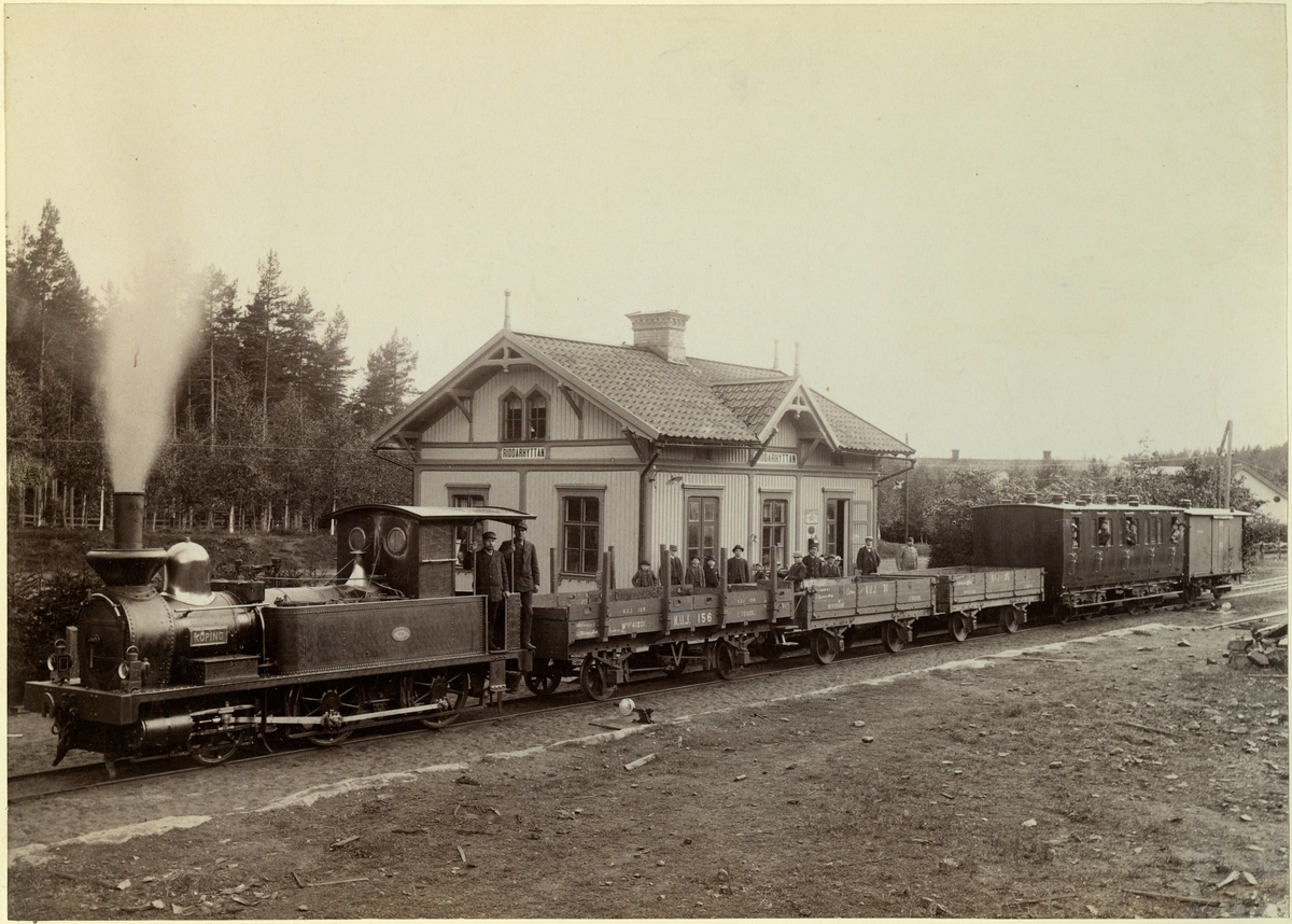 Riddarhyttan gamla station med tåg mot Köping.  Köping Uttersbergs Järnväg KUJ lok 1 "Köping". Den näst sista vagnen är BCo nr. 11. Svergies andra boggivagn levererad från Atlas år 1884.
