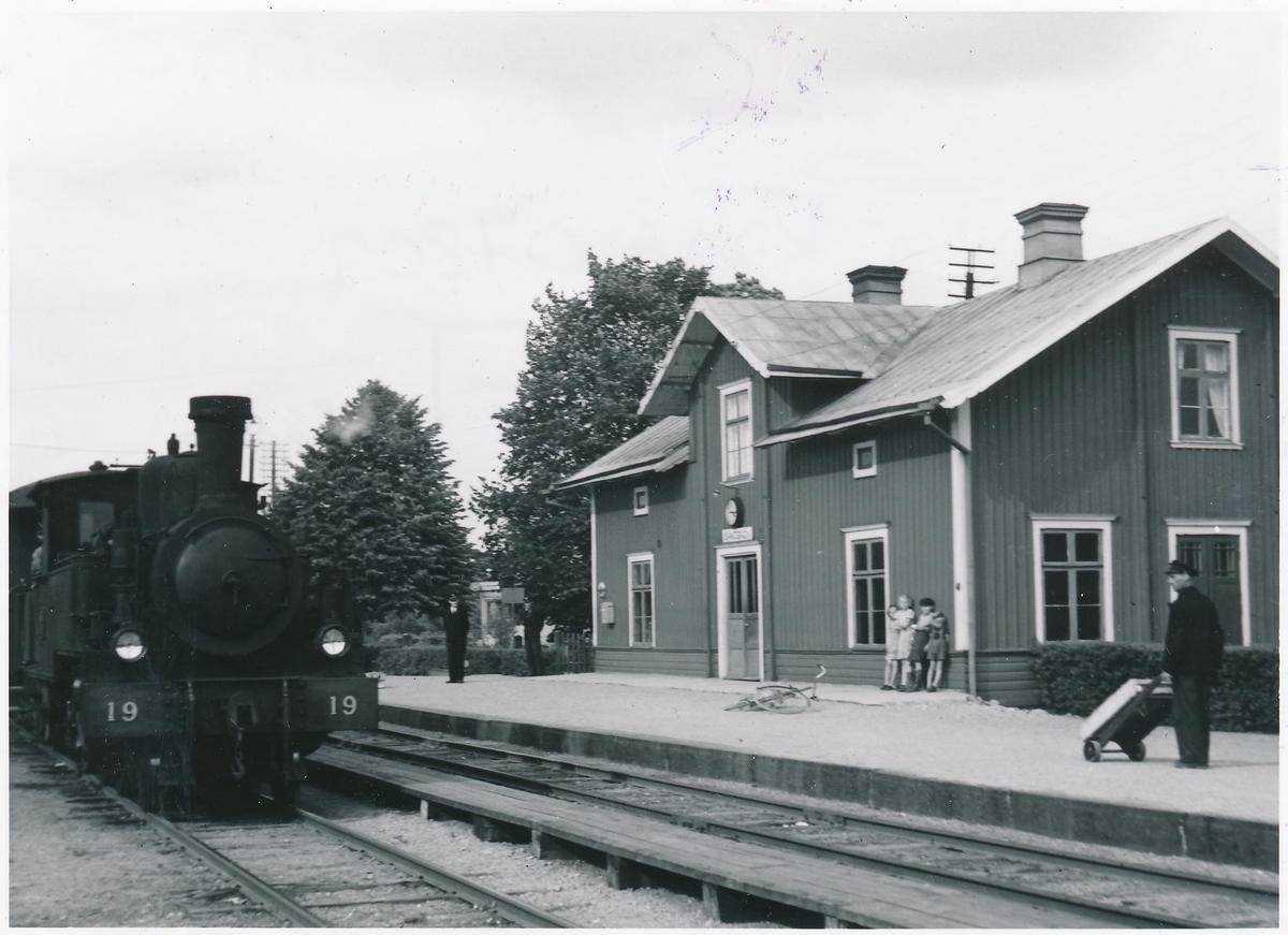 Hållplatsen öppnades 1874 för allmän trafik. En  och enhalvvånings stationshus i trä. Expeditionslokaler och väntsal moderniserades 1945.

VBIJ lok 19. Loket tillverkades 1901 av Nohab, tillverkningsnummer 625. Från 1965 finns på Kristianstads Jvm. Loket fotograferades strecks innan det övergick 1942 till Statens Järnvägar.