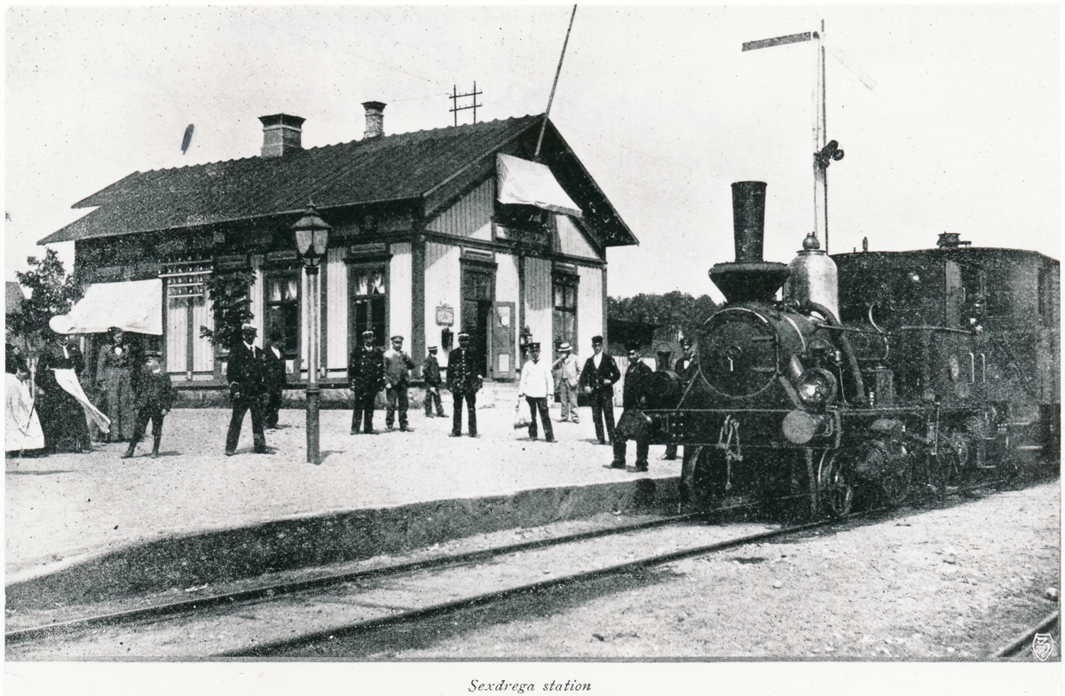 Hållplats anlagd 1885. Envånings stationhus i trä, renoverat invändigt 1948. Mekanisk växelförregling.