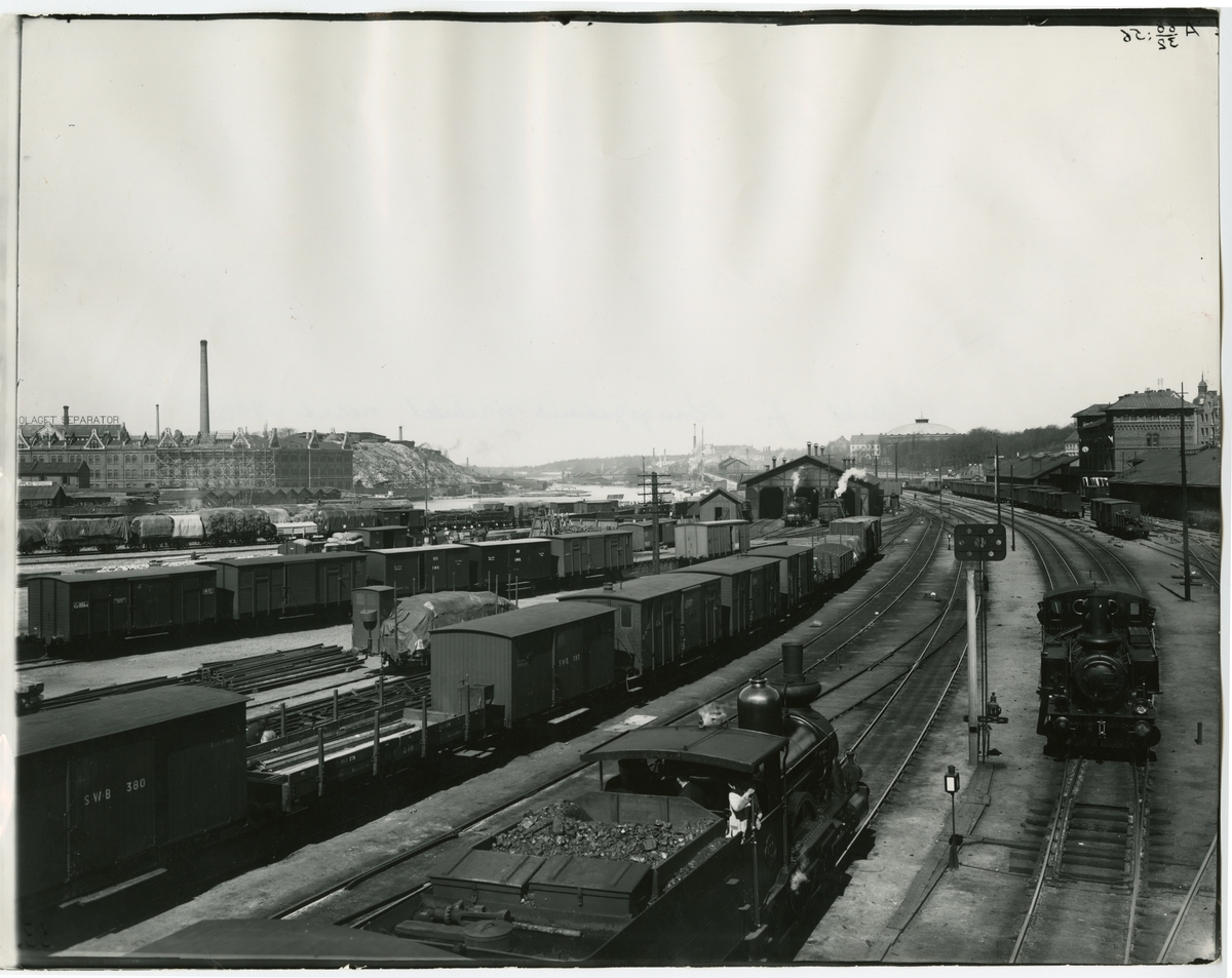 Utsikt från Kungsgatans viadukt, norrut.
SJ Ca 298 i bildens nederkant och ett SJ Ke till vänster.  Bland godsvagnarna syns SWB 393, SWB 380, SWB 331, SWB 333 samt SJ G 13345.