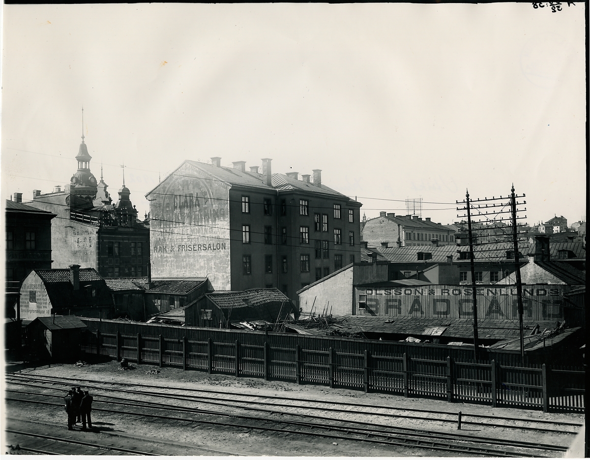 Utsikt från Kungsgatans viadukt,sydost 1902 
(Klara Badinrättning synes till vänster, revs 1904.)