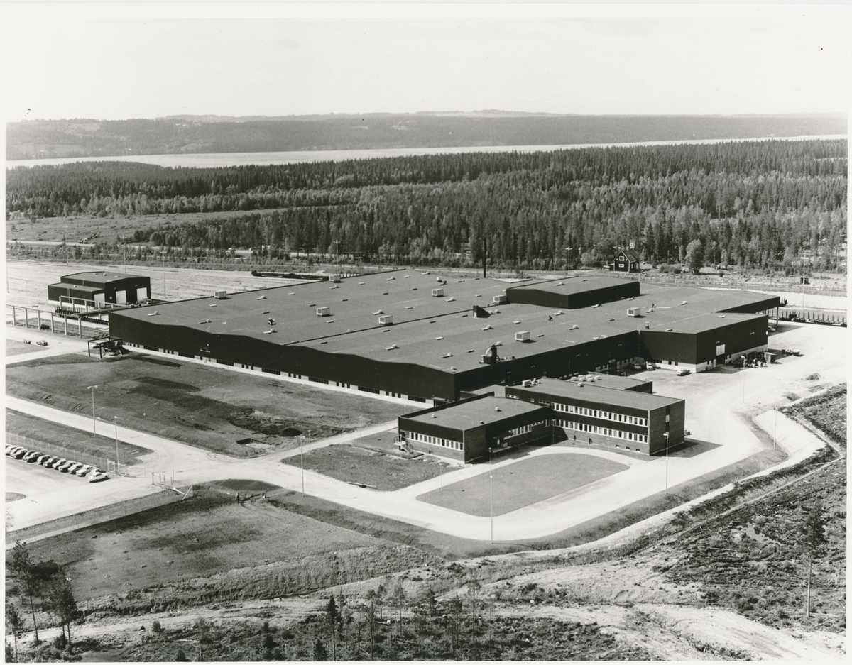 Huvudverkstaden Lugnvik på bilden var den ny byggd. 1975 byggde SJ en ny verkstad i Östersund, där reparationer av godsvagnar och lok skulle utföras.