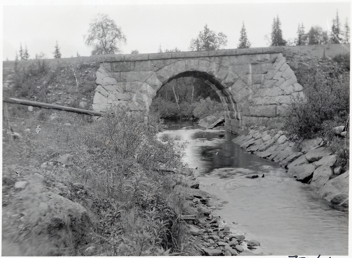 Stenvalvsbro över Björnbäcken på linjen mellan Vilhelmina och Storuman.