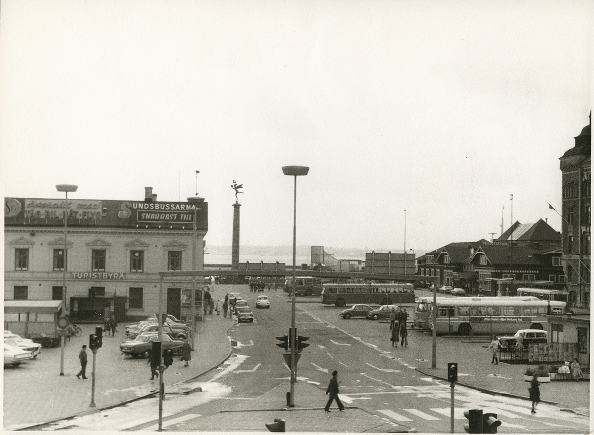Helsingborg F (färjestation). Hamntorget med det 19 meter höga monumentet Sjöfartsgudinnan. Till höger stationshuset.