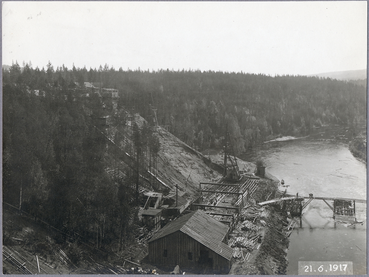 Broläget den 21 juni 1917 visande betongformarna för pelarna I, II o III samt den efter branden i maj delvis rivna pålverkstaden vid Öreälven.