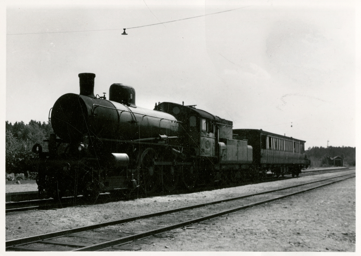 Statens Järnvägar, SJ A och SJ Bo7 2812.
Denna vagn sammanbyggdes 1893 av två tvåaxliga vagnar B1b 456 och 458. Den förra hade ursprungligen ingått i det kungliga tåget som "Kronprinsessans vagn". År 1930 byggdes vagnen om av Sj:s verkstad i Tomteboda till mätvagn för undersökning av spårläget. Som sådan överfördes den 1962 till tjänstevagnsparken.