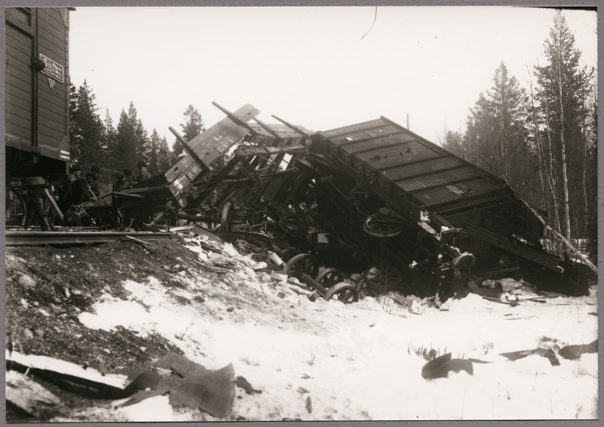 Liggande godsvagn efter olycka mellan Gastsjön och Kälarne i Jämtland på 1920-talet.