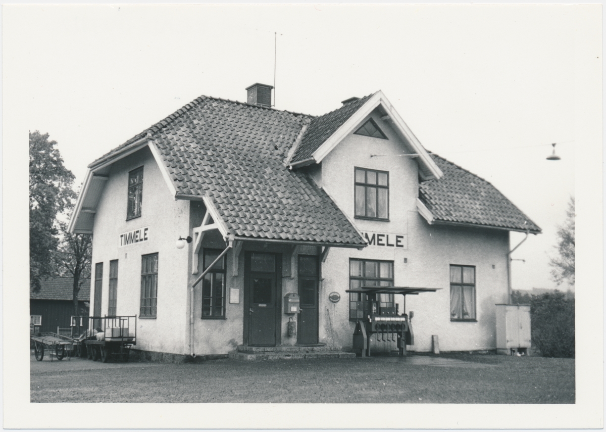Hette före 1917-05-01 LENA. Avbemannad 1973-06-01. Trafikplats anlagd 1906. En- och enhalvvånings putsat stationshus.