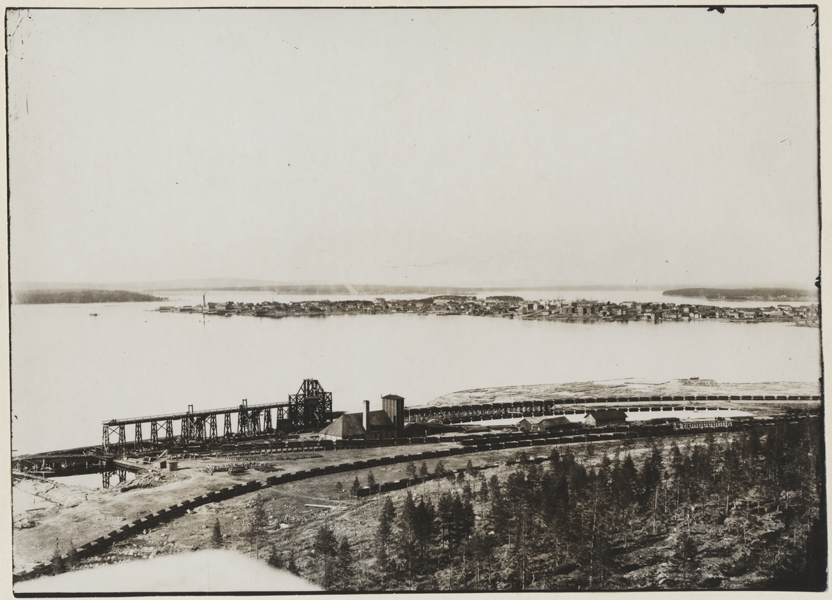 Elevatorn vid järnvägsanläggningen. I bakgrunden på udden syns Luleå stad efter branden 1887.
