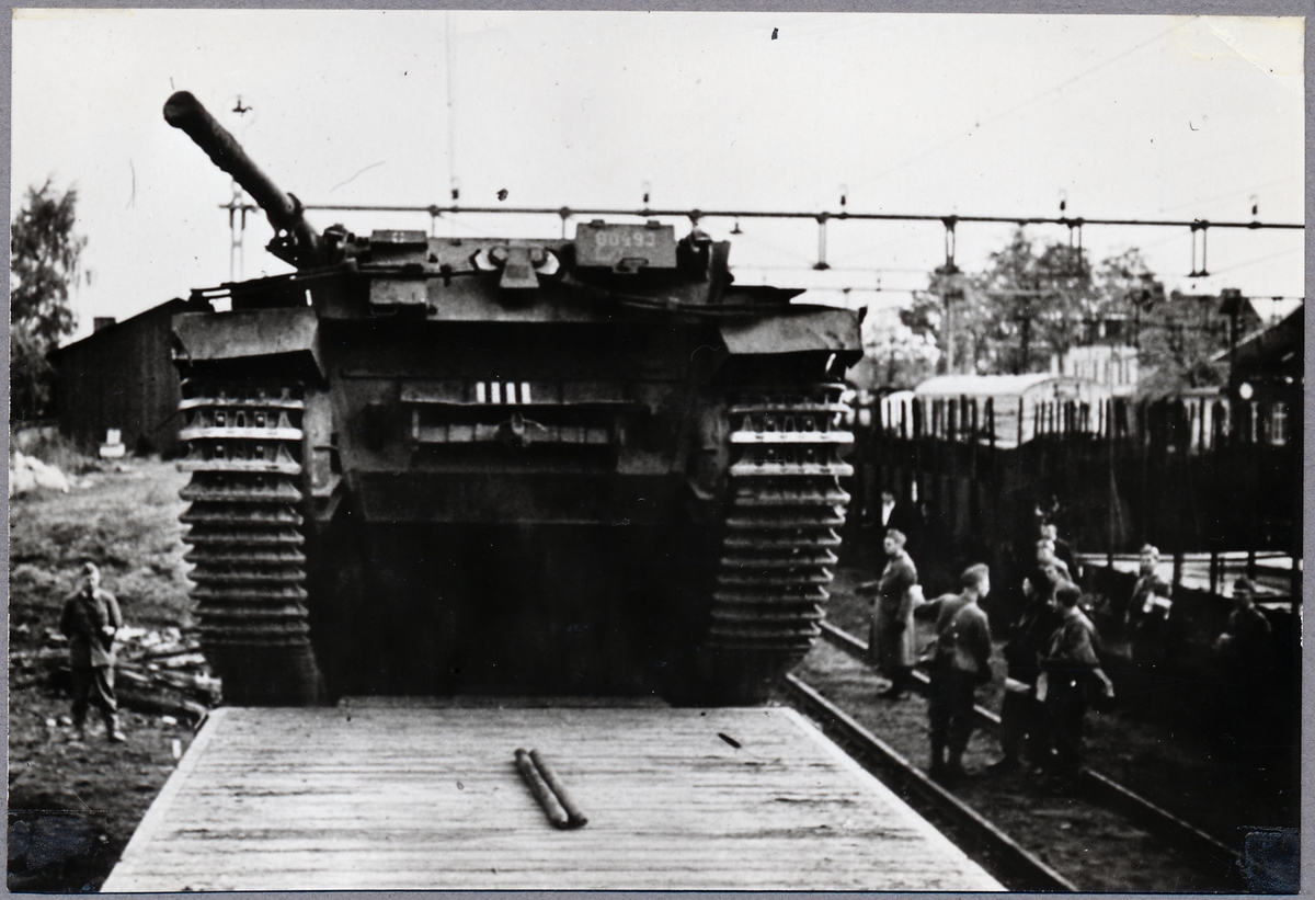 Förflyttning av stridsvagn. - Järnvägsmuseet / DigitaltMuseum