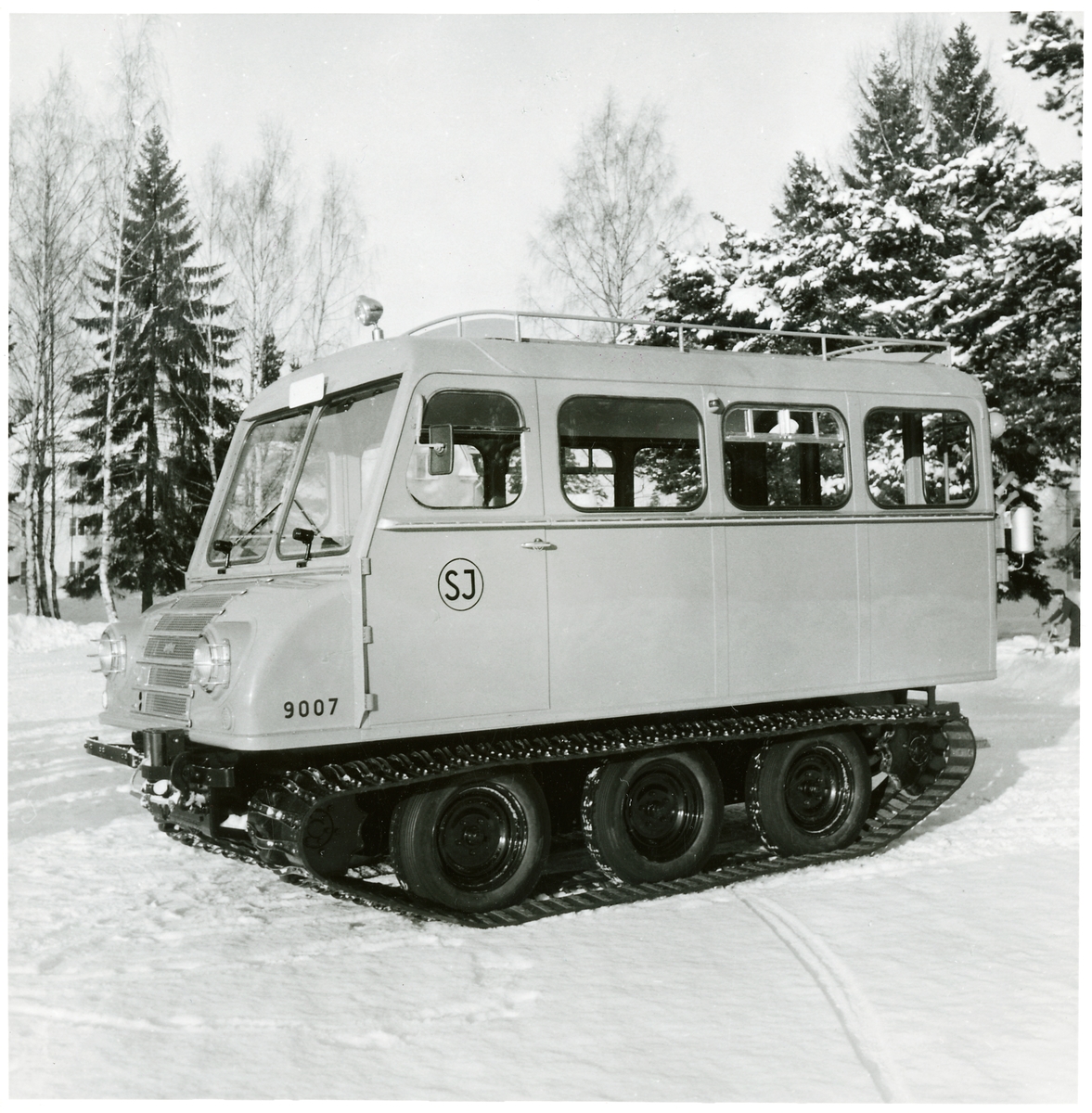 Statens Järnvägar, SJ bandvagn 9007. Detta fordon kallades för "snöbussen" och var avsett för skogs- och fjällområden.