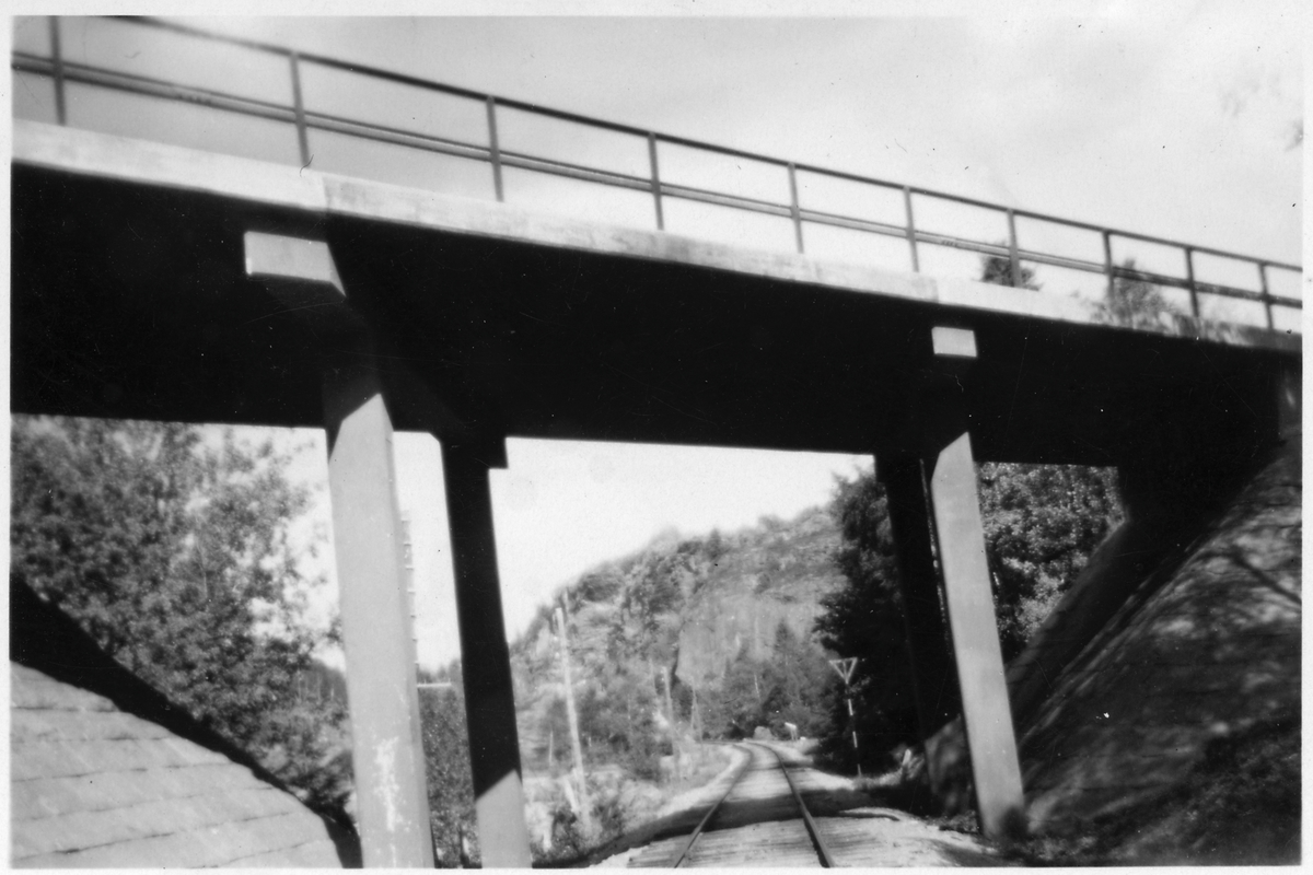 Vägbro över järnvägen, på sträckan mellan Håbygård och Gläborg.