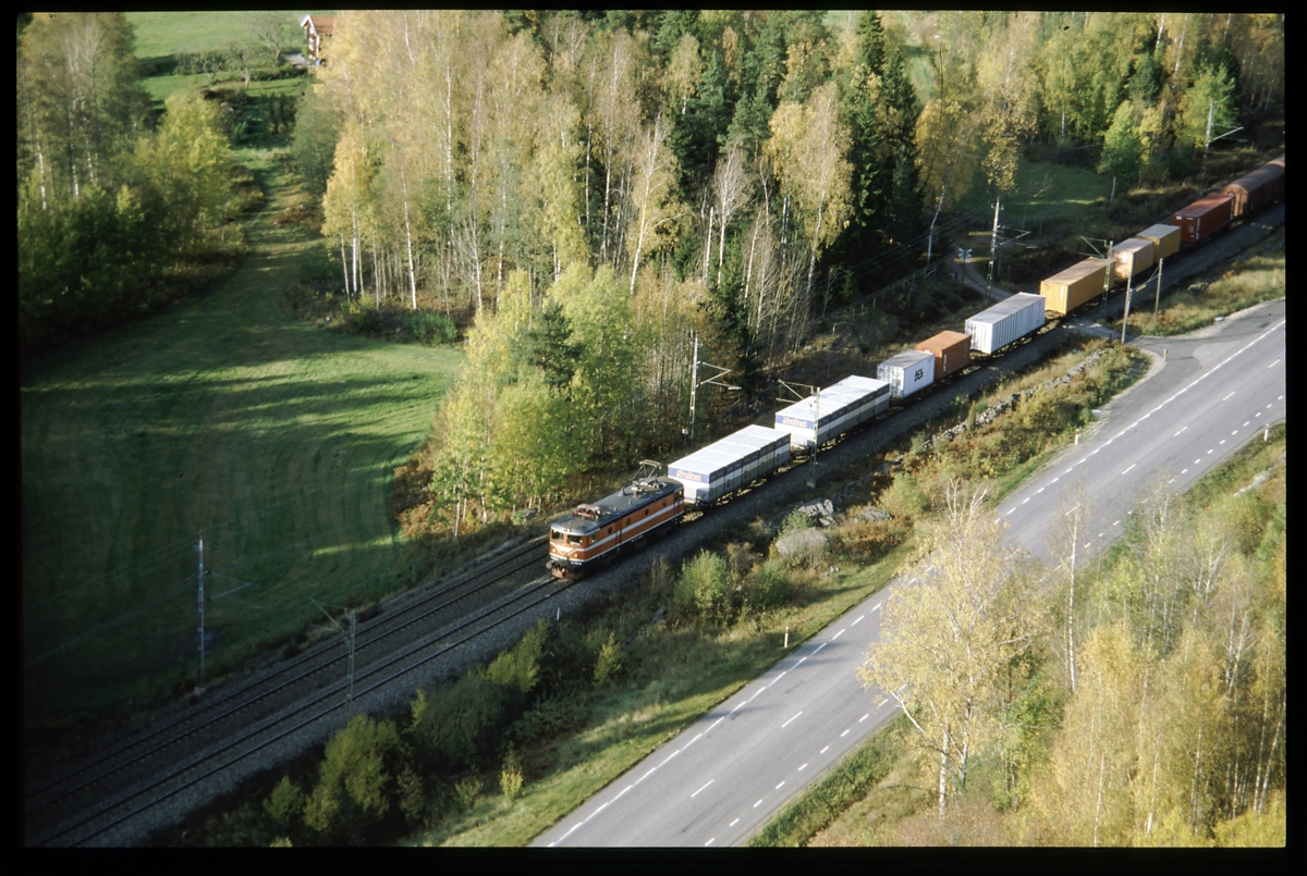 Statens Järnvägar SJ Rc4 1194 med godståg.
