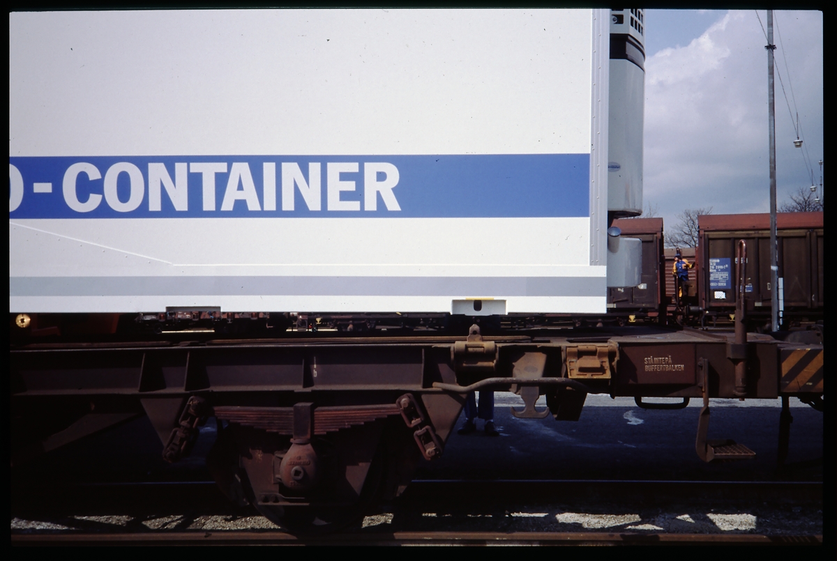 Container lastad på en containervagn.