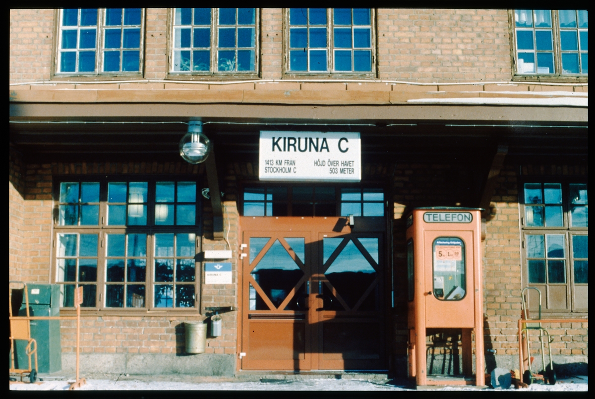 Kiruna Central. Till höger om entrén till stationsbyggnaden finns en telefonkiosk.