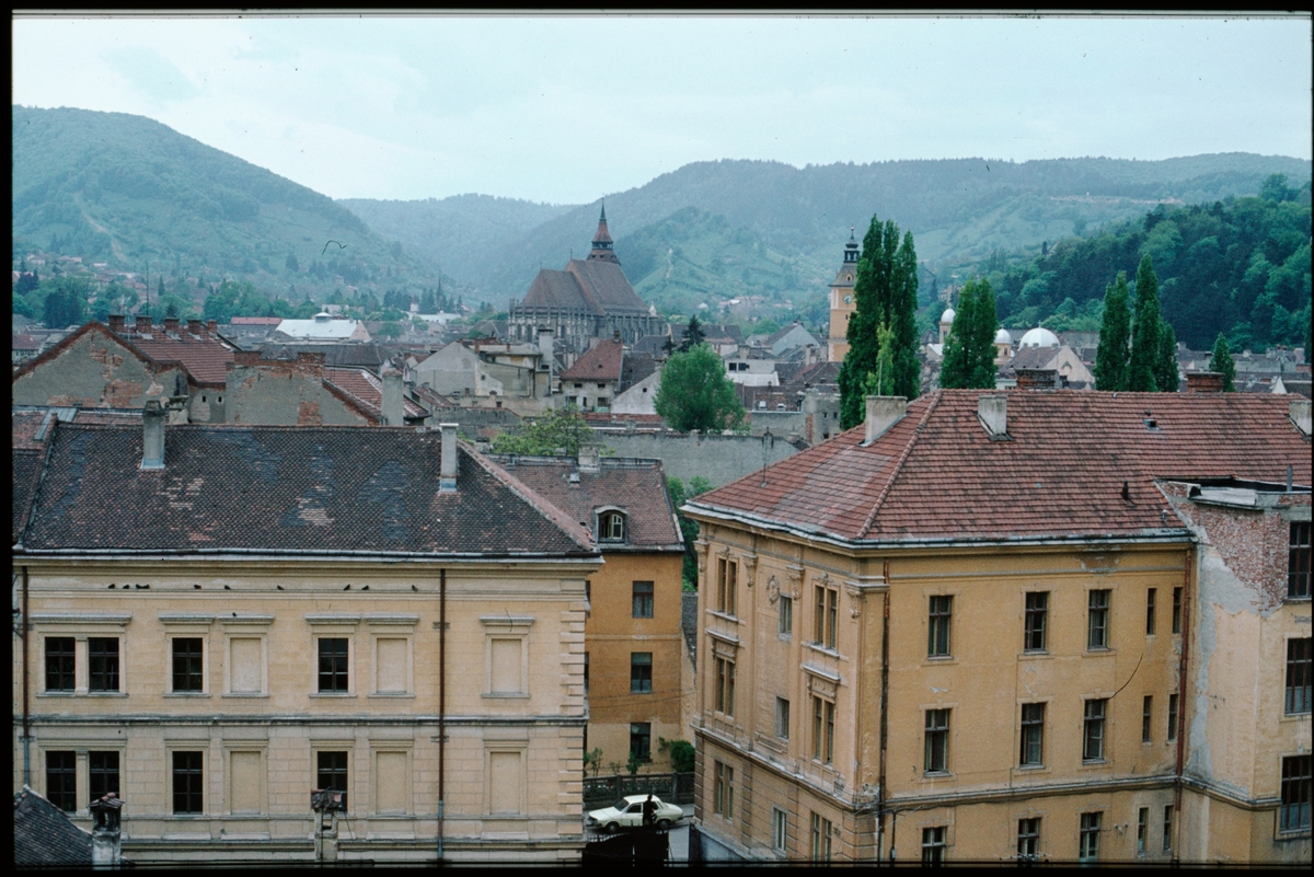 Utsikt från hotellfönster, "Svarta Kyrkan" i Brasov, Rumänien.