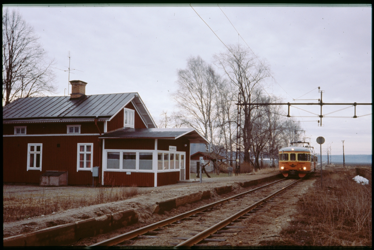Statens Järnvägar, SJ:s rälsbuss med släp ankommer till station.