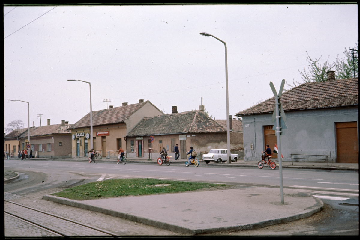 Gata med spår i staden Debrecen i Ungern. Nära Fatelep station.