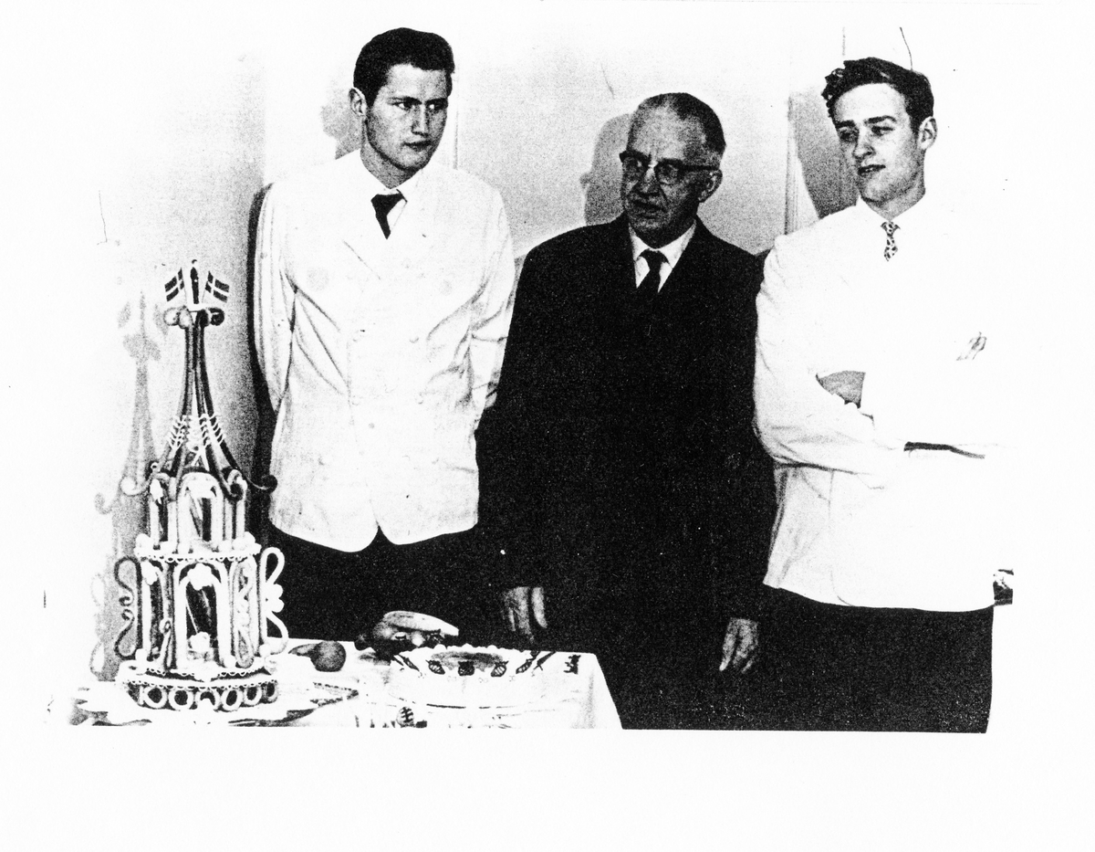 Gruppbild av 3 män. Axel Ljungblad, i mitten, är klädd i kostym medan de två yngre männen på var sida om Axel bär konditorskjorta. Bernt Ljungblad står till vänster.