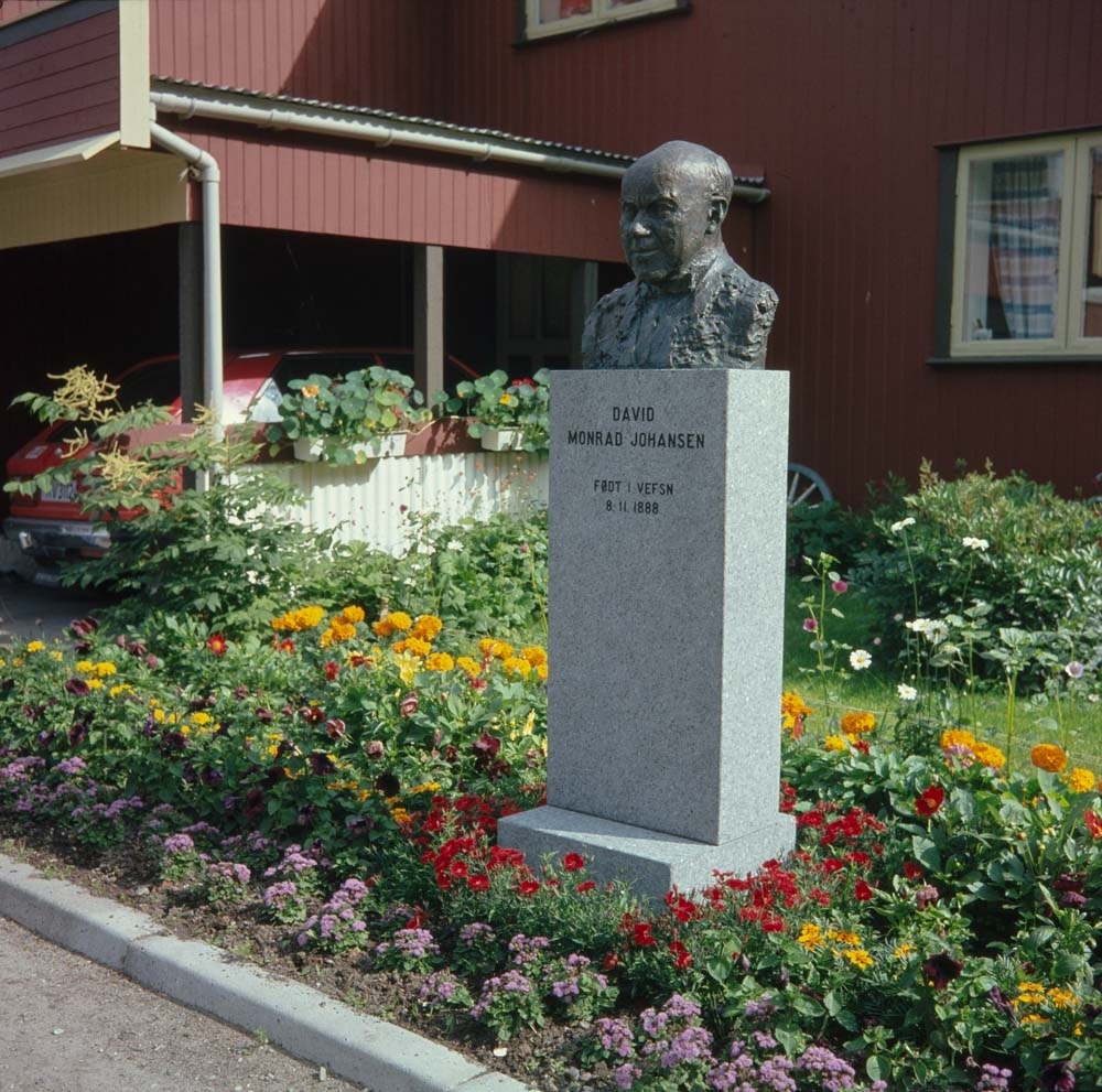 Bysten av komponist David Monrad Johansen som står i Sjøgata.