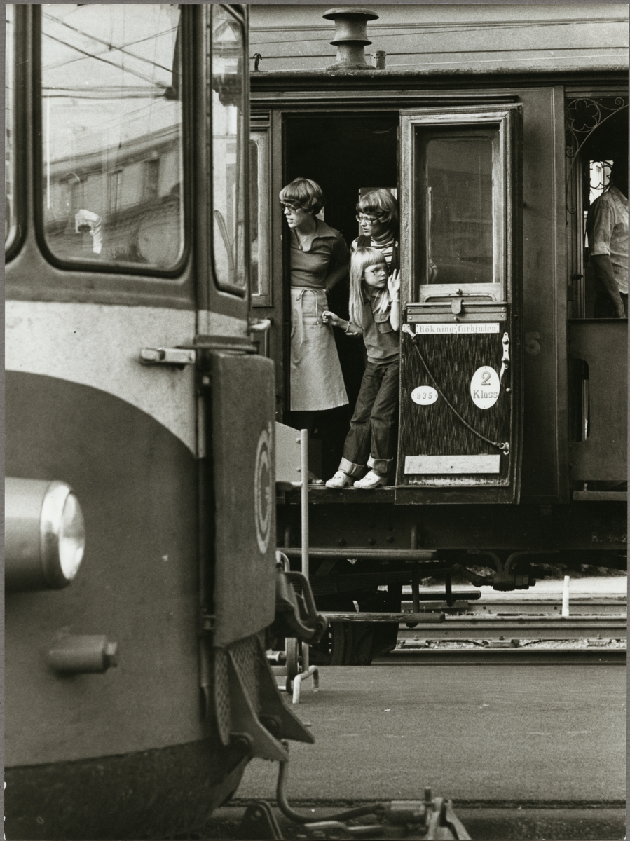 Kvinna och barn i en 2:a klass personvagn med nummer 935.