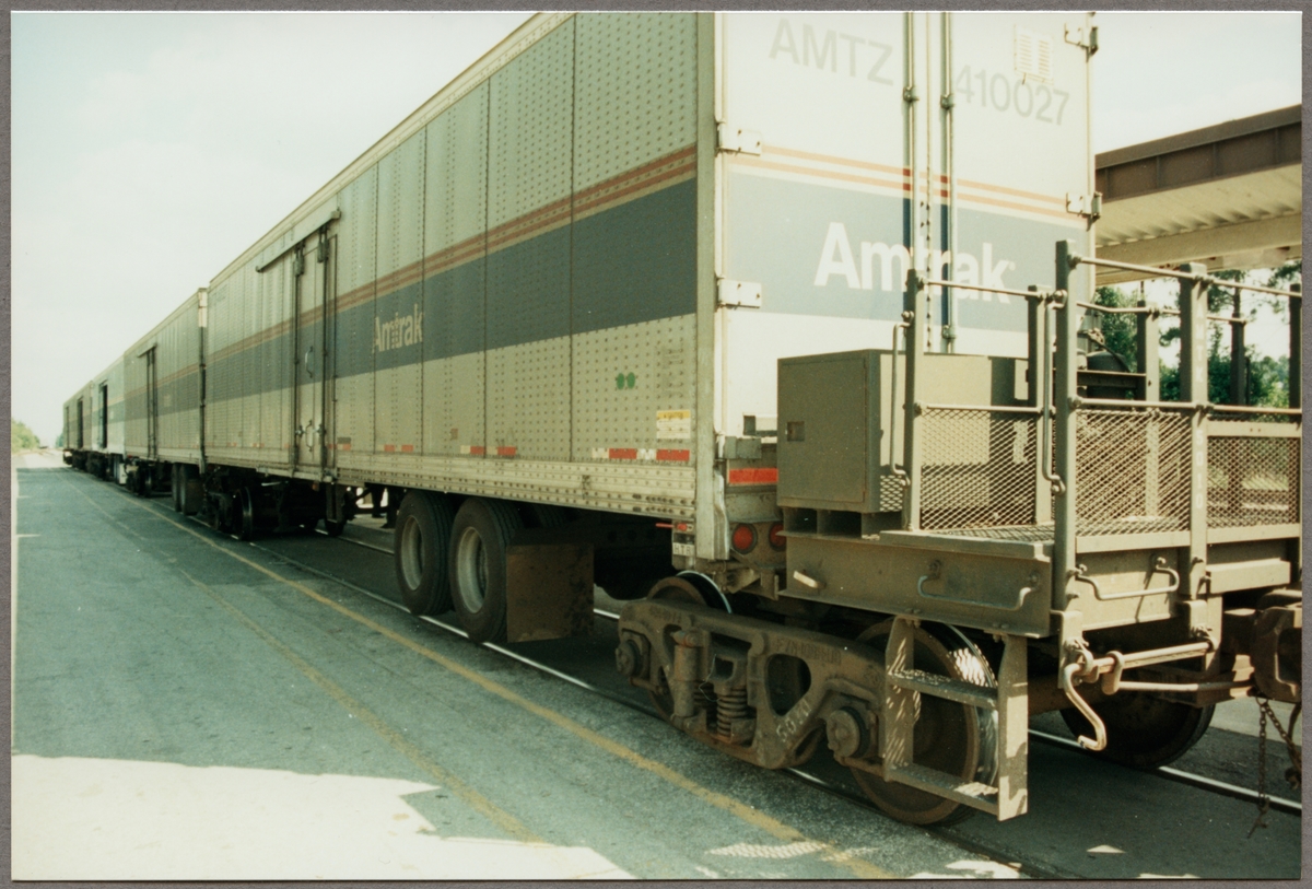 Ett tåg av så kallade "RoadRailer", en godsvagn som kan användas både på järnväg och vanlig väg utan extra omlastning av godset. Tagen under ett besök i USA av Trafikaktiebolaget Grängesberg - Oxelösunds Järnvägar, TGOJ.