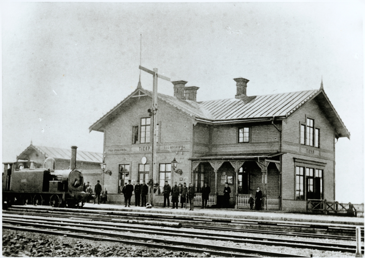 Uppsala - Gävle Järnväg, UGJ E 9 "Duktig" på Tierp station.