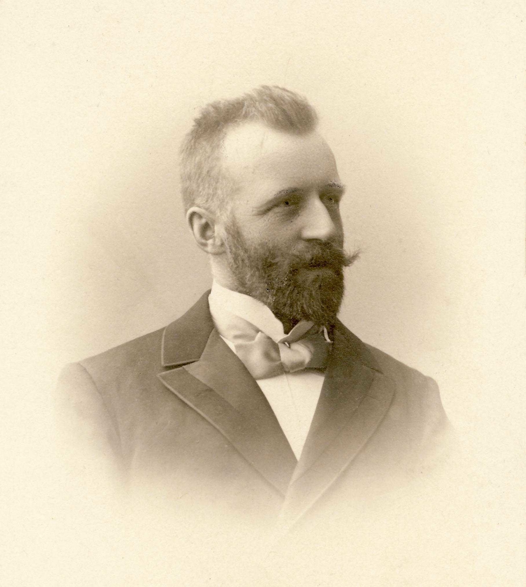 Hans Fredrik Esbensen med skjegg og snurrebart 1899.